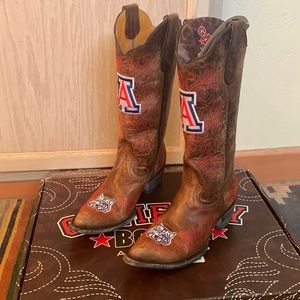 Beautiful U of A Wildcats, Gameday Boots Austin Texas size 6 worn once.